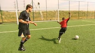 Ruud van Nistelrooy Teaches 12 Year Old Danny Welbeck The Rollercoaster Skill In 2003 [upl. by Daune]