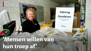 Niet verkochte vrijmarktprullaria na Koningsdag naar de kringloop  RTV Utrecht [upl. by Yllak83]