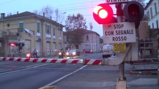 Passaggio a livello con semibarriere di via Candiano in HD  Ravenna 5  Level Crossing  道口 [upl. by Erodavlas319]