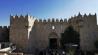 باب العامود في البلدة القديمة في بيت المقدسDamascus Gate in Jerusalem [upl. by Tanah]