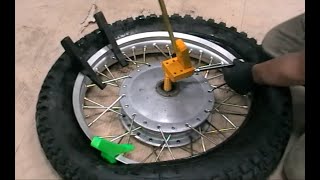 Montage von Motorradreifen mit Reifenaufdrücker Dnepr Ural how to fit a motorcycle tire [upl. by Merlina954]