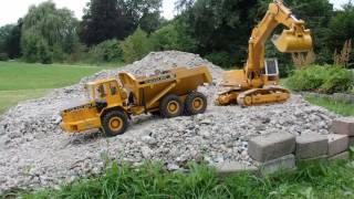 Liebherr 952 HD u Volvo A30 C Dumper bei der Arbeit [upl. by Mehelhteb480]