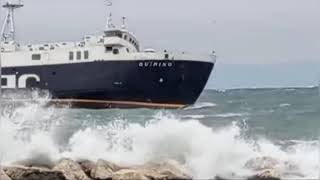 TRAGHETTO PER PONZA FA UNA MANOVRA AZZARDATA CON IL MARE MOSSO E DISTRUGGE LE MACCHINE ALL’INTERNO [upl. by Clementis29]