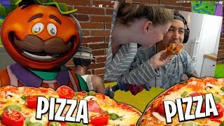 Sara gir et stykke med pizza til Lloyd og stapper det i munnen hans ❤️ekte kjærlighet❤️ [upl. by Iliram965]