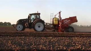 Aardappels poten Planting potatoes Actie op het land met meerdere Valtras en Grimme 8 rij aardapp [upl. by Calmas]