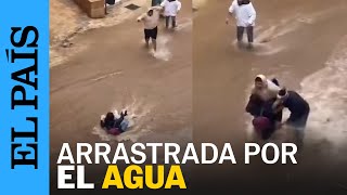 DANA EN MÁLAGA dos hombres levantan a una mujer arrastrada por el agua en el centro de la ciudad [upl. by Sully993]