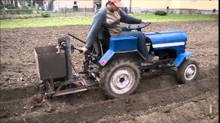 Traktor sam mały PGR in Owsiszcze sadzenie ziemniaków [upl. by Oringa]