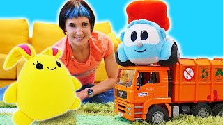 ¡Jugamos con Leo el Camión y Mamá de Lucky Juguetes de peluche para niños [upl. by Lechar]