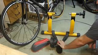 Tutorial Fahrrad in Rollentrainer einbauen Beispiel an einem Rennrad [upl. by Yniar]