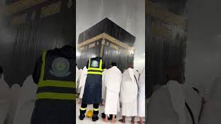 Kabede Hacılar Yağmur Altında Namaz Kılıyor kabe kaaba shorts [upl. by Scandura19]