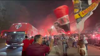 TORCIDA DO SÃO PAULO RECEPCIONA O ÔNIBUS DO TIME EM NOITE DE COPA DO BRASIL [upl. by Feeley]