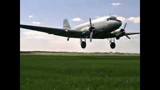 Douglas DC3 Extremely LOW and Bumpy Landing  atterrissage difficile et très bas Fontenay le Comte [upl. by Eiclek975]