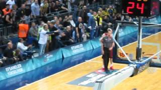 Göksenin Köksalın basket sonrası tribüne yaptığı hareketle gerilen ortam [upl. by Thormora242]