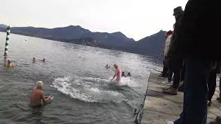 Cimento di Ghiffa partecipazione da record in 35 per il tuffo nel Lago Maggiore [upl. by Losyram]