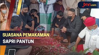 Suasana Pemakaman Sapri Pantun Sederet Selebritas Ikut Mengantar [upl. by Grory]