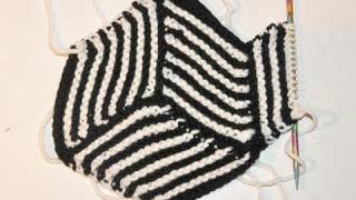 Stricken lernen  Hexen Ecken für coole Decken  Knitting Illusion Cube Blanket [upl. by Sirromed]