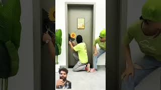 kitna mst gadget hai choro se bacha liy isne securitydoor comedy smarthomesecurity homes [upl. by Relly]