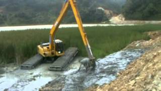 FLOATING AMPHIBIOUS EXCAVATOR SWAMP BACKHOE komatsu PC 200 long arm [upl. by Dev]