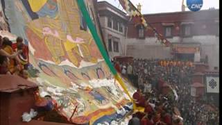 Monjes tibetanos celebran nacimiento de Buda con develación de tapices Thangka [upl. by Friedberg]