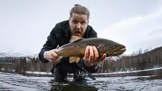 Storørret på flue under vinterfiske i elv  Utmarka S01E02 [upl. by Noicpesnoc]