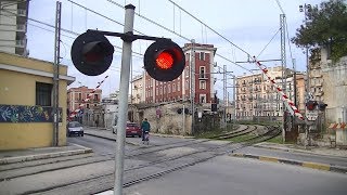 Spoorwegovergang Bari I  Railroad crossing  Passaggio a livello [upl. by Cris]