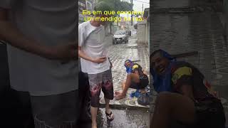 Eis em que encontro um mendigo na rua 😂😂😂 shorts memes goteira goteiraplayer [upl. by Azeret]