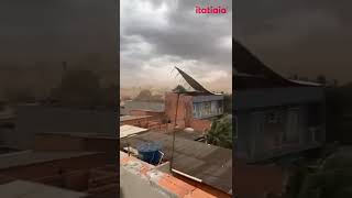 TELHADO É ARRANCADO E SAI VOANDO DURANTE TEMPORAL COM VENTOS FORTES EM SUMARÉ SP [upl. by Kall]