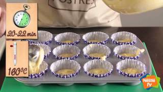 🧁 Cupcakes de chocolate blanco y stracciatella  Recetas de Postres Nestlé [upl. by Netsew406]