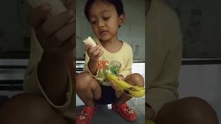 makan pisang dikolong meja sambil duduk funny keonglucu pisang [upl. by Novahs]