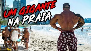 REAÇÃO DAS PESSOAS AO VEREM ESSE GIGANTE NA PRAIA  FABIO GIGA [upl. by Zacks557]