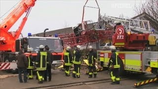 Bad Homburg Baukran stürzt auf Supermarkt  DER SPIEGEL [upl. by Ymaj810]