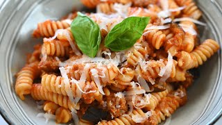 PASTA AL SUGO CON MELANZANE E SALSICCIA FACILE E SUPER SAPORITA [upl. by Nuoras]