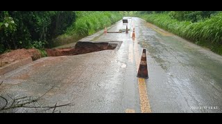 Estrada para Desterro do Melo Alto Rio Doce e Cipotânea tem erosão [upl. by Svoboda274]