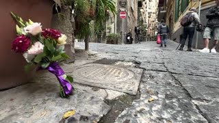 Turista morta a Napoli fiori sul luogo dellincidente [upl. by Ainigriv]