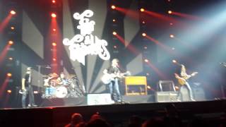 Fito amp Fitipaldis  Intro  Viene y va Santander 15112014 [upl. by Notgnillew284]