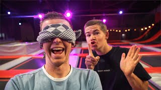 VERSTOPPERTJE IN TRAMPOLINE PARK IN HET DONKER CREEPY [upl. by Arraeic]