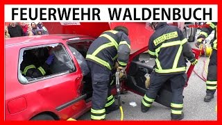 Feuerwehr Waldenbuch Übung Rettung aus Unfallauto  drill with crashed car  Feuerwehrfest 2016 [upl. by Weslee]