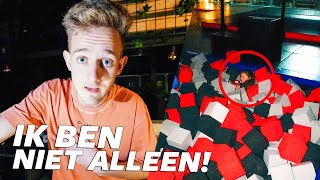 ALLEEN OVERNACHTEN IN MIJN TRAMPOLINE PARK Dacht ik  490 [upl. by Drarig]