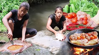 Adventure in forest Catch big fish in river for survival food Fish spicy chili grill amp Fish soup [upl. by Hugo88]