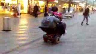 1 gekke wheelie op scootmobiel van 1 baas [upl. by Kristo]