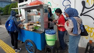 SURGANYA TEMPAT SARAPAN PAGI BAGI KARYAWAN PERKANTORAN SUDIRMAN  INDONESIAN STREET FOOD [upl. by Ghiselin76]