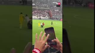 Pedro Gallese lanzó el celular de hincha peruano que ingresó al campo para tomarse foto con Messi [upl. by Call]