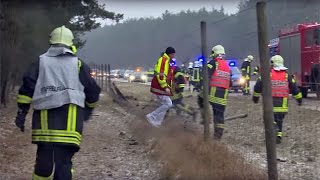 Kind aus Auto geschleudert  Schwere Glatteisunfälle in MV und Brandenburg [upl. by Farah733]