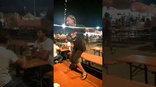 festa della birra 🍻🤣 oktoberfest 🤥 amico brillo 😅divertente crazy personaggi ballare dance [upl. by Assira]