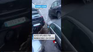 Nuevas inundaciones en España dejan decenas de autos apilados [upl. by Wehtam]