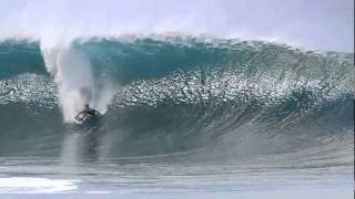 Surf Billabong Pipe Masters 2011 gros wipeouts pour le premier jour [upl. by Ardnaid499]