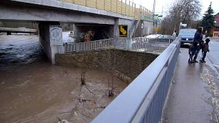 Hochwasser Überschwemmung Eisenbahnbrücke Hochheim  Erfurt 09012011 [upl. by Max]