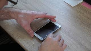 Panzerglas vom Handy entfernen  How to remove a glass screen protector from your smartphone [upl. by Edithe187]