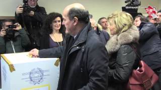 Elezioni 2013 Bersani vota a Piacenza quotOggi è una festa non cè neve che tengaquot [upl. by Bust]