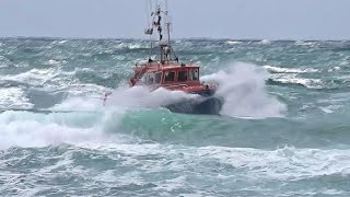 quotSPECTACULAIRE ENTRÉE DE LA SNSMquot DANS DE GROSSES CONDITIONS MARINES BEAU SPECTACLE DANS LA PASSE 🌊👏 [upl. by Derte]